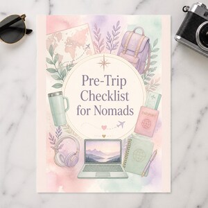 Puede incluir: Una lámina Pre-Trip Checklist for Nomads con ilustraciones en acuarela de un mapa mundial, mochila, taza de viaje, auriculares, portátil, pasaporte y cuaderno. El diseño incluye colores pastel suaves, una rosa de los vientos y aviones.