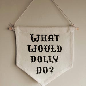 ¿Qué haría Dolly? - Adorno de pared de Dolly Parton - Pancarta - Decoración de música country - Arte para el hogar - Regalo para fans