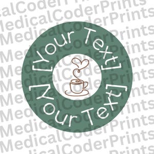 Può includere: Un adesivo circolare con un bordo verde salvia e il testo bianco Your Text in alto e in basso. Il centro è un cerchio bianco contenente un'illustrazione a linee marroni di una tazza di caffè con vapore che forma un cuore.