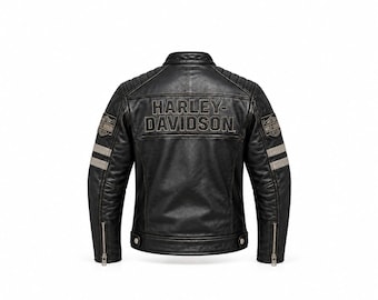 Puede incluir: Una chaqueta de moto de cuero negro con el texto Harley-Davidson grabado en la parte superior de la espalda. La chaqueta incluye paneles acolchados en los hombros, rayas horizontales grises en las mangas y parches rectangulares en cada hombro.