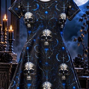 Abito gotico con teschio, abito blu con luna celeste, abito a trapezio da strega, abbigliamento dark, moda alternativa, abito con t-shirt e motivo a teschio/