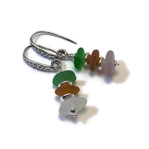 Boucles d’oreilles multicolores en verre de mer avec crochets argent martelés.