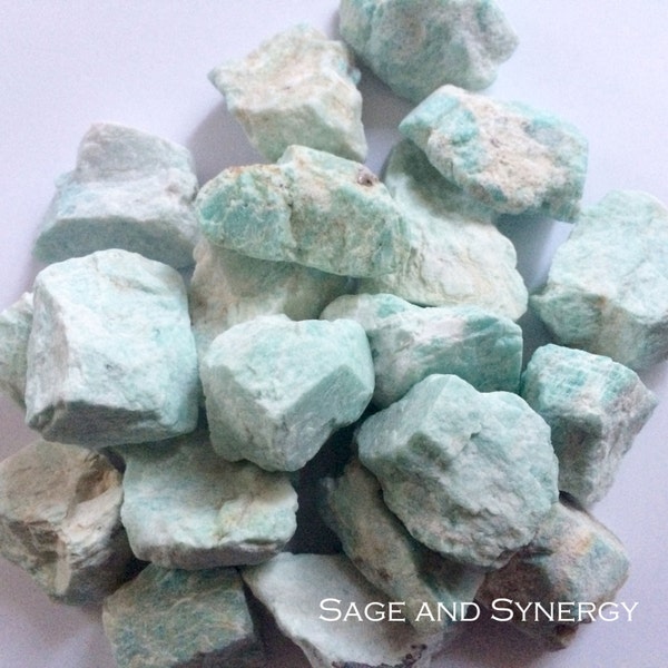 Pierre d'amazonite brute, cristaux turquoise clairs, pierre précieuse brute bleue, cristaux bruts, pierres précieuses brutes, cristaux et pierres, grille de cristal, méditation