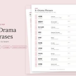 Puede incluir: Un documento PDF imprimible titulado K-Drama Phrases que presenta una lista de 20 frases coreanas con romanización, traducciones al inglés y líneas en blanco para practicar la escritura. El diseño es limpio con texto oscuro sobre fondo blanco.