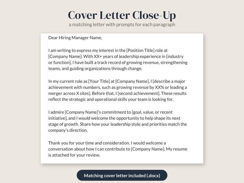 Pu&ograve; includere: Un modello di documento digitale intitolato Cover Letter Close-Up che presenta una lettera corrispondente con suggerimenti per ogni paragrafo. Il testo include segnaposto come Hiring Manager Name, Position Title e Company Name per la personalizzazione.