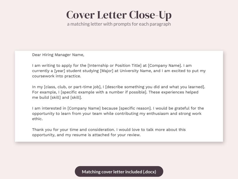 Op de afbeelding: Een digitaal documentsjabloon getiteld Cover Letter Close-Up met een bijpassende brief met prompts voor elke alinea. De tekst bevat tijdelijke aanduidingen zoals Internship or Position Title, Company Name en Major. Een knop onderaan geeft aan Matching cover letter included (.docx).