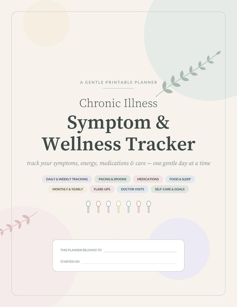 Op de afbeelding: Een printbare planner getiteld Chronic Illness Symptom & Wellness Tracker. Het bevat secties voor dagelijkse en wekelijkse tracking, pacing, lepels, medicatie, voeding, slaap, maandelijkse doelen en bezoeken aan de dokter.