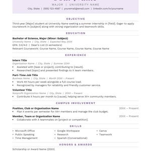 Op de afbeelding: Een cv-sjabloon met een lichtpaarse koptekst met tijdelijke aanduidingen voor naam, contactgegevens en professionele secties zoals doelstelling, opleiding, ervaring, betrokkenheid, vaardigheden en onderscheidingen.