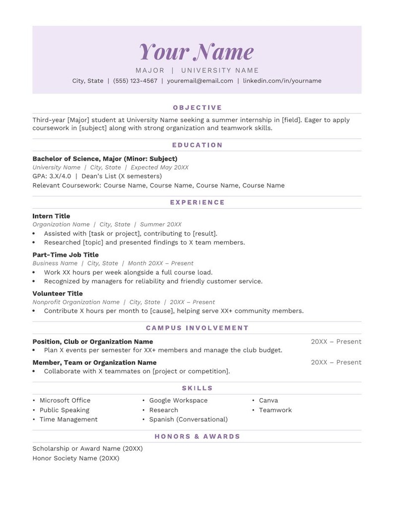 Op de afbeelding: Een cv-sjabloon met een lichtpaarse koptekst met tijdelijke aanduidingen voor naam, contactgegevens en professionele secties zoals doelstelling, opleiding, ervaring, betrokkenheid, vaardigheden en onderscheidingen.