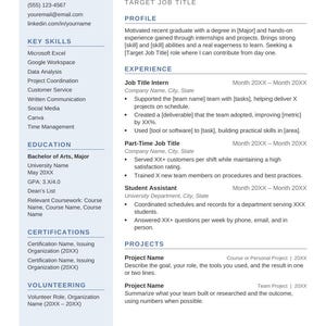 Puede incluir: Una plantilla de curr&iacute;culum profesional con un dise&ntilde;o de dos columnas y una barra lateral azul claro a la izquierda. El documento incluye secciones para informaci&oacute;n de contacto, habilidades, educaci&oacute;n, certificaciones y voluntariado, junto con un perfil, experiencia y proyectos.