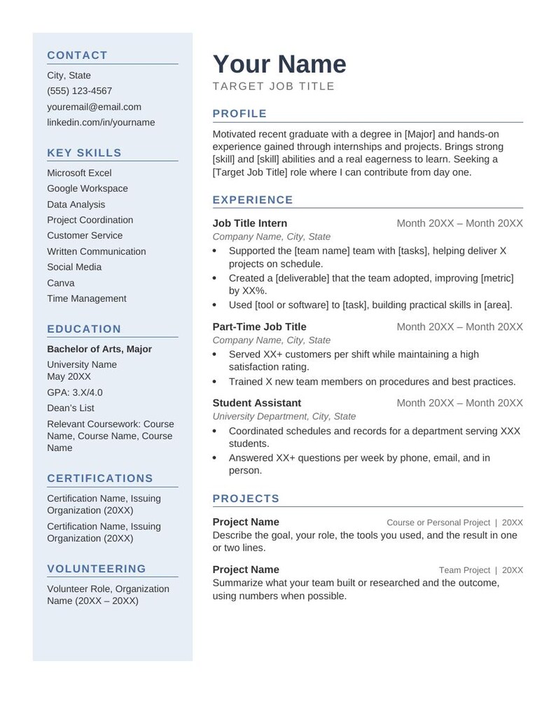Puede incluir: Una plantilla de curr&iacute;culum profesional con un dise&ntilde;o de dos columnas y una barra lateral azul claro a la izquierda. El documento incluye secciones para informaci&oacute;n de contacto, habilidades, educaci&oacute;n, certificaciones y voluntariado, junto con un perfil, experiencia y proyectos.