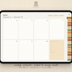 Pu&ograve; includere: Un'agenda settimanale digitale visualizzata sullo schermo di un tablet, con un layout dal 4 al 10 gennaio. L'interfaccia include sezioni giornaliere a righe, un elenco di priorit&agrave;, una sezione per una piccola gioia e schede mensili codificate a colori.