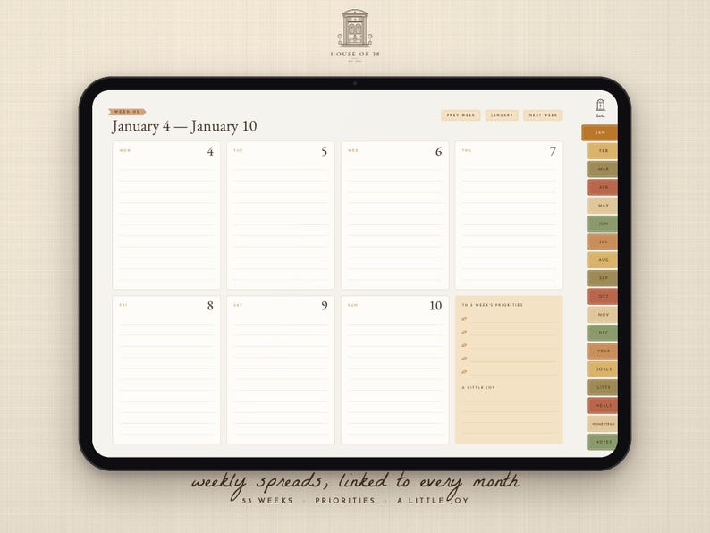 Pu&ograve; includere: Un'agenda settimanale digitale visualizzata sullo schermo di un tablet, con un layout dal 4 al 10 gennaio. L'interfaccia include sezioni giornaliere a righe, un elenco di priorit&agrave;, una sezione per una piccola gioia e schede mensili codificate a colori.