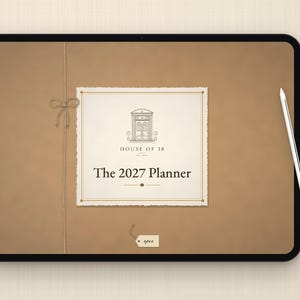 Pu&ograve; includere: Un tablet digitale che mostra una copertina marrone con un fiocco di corda, un'etichetta bianca centrale con un disegno al tratto di una porta, il testo House of 38, The 2027 Planner e un piccolo cartellino con scritto open, con una penna stilo bianca.