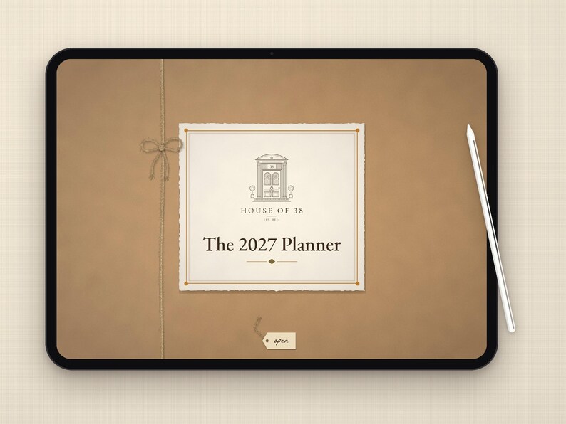 Pu&ograve; includere: Un tablet digitale che mostra una copertina marrone con un fiocco di corda, un'etichetta bianca centrale con un disegno al tratto di una porta, il testo House of 38, The 2027 Planner e un piccolo cartellino con scritto open, con una penna stilo bianca.