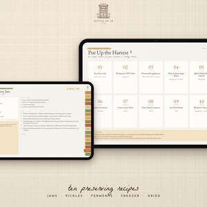 Pu&ograve; includere: Due tablet digitali che mostrano un'interfaccia di organizzazione ricette intitolata Put Up the Harvest. Lo schermo presenta un elenco numerato di dieci ricette di conserve, tra cui marmellata di fragole e sottaceti.