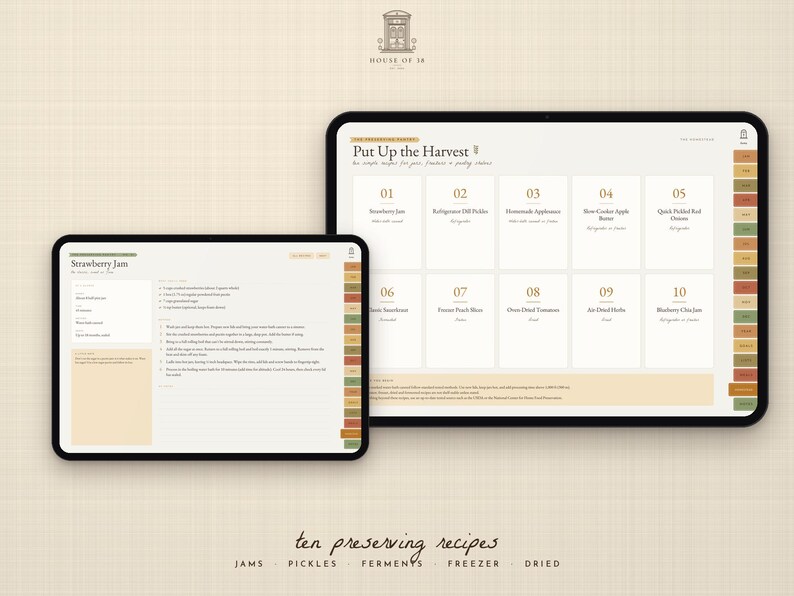 Pu&ograve; includere: Due tablet digitali che mostrano un'interfaccia di organizzazione ricette intitolata Put Up the Harvest. Lo schermo presenta un elenco numerato di dieci ricette di conserve, tra cui marmellata di fragole e sottaceti.