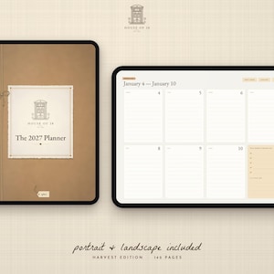 Pu&ograve; includere: Un'agenda digitale visualizzata su due tablet, uno in verticale e uno in orizzontale. La copertina riporta House of 18 The 2027 Planner. La vista orizzontale mostra un layout settimanale dal 4 al 10 gennaio con sezioni a righe e una lista di cose da fare. L'interfaccia include schede di navigazione laterali e un'etichetta Harvest Edition con 149 pagine.