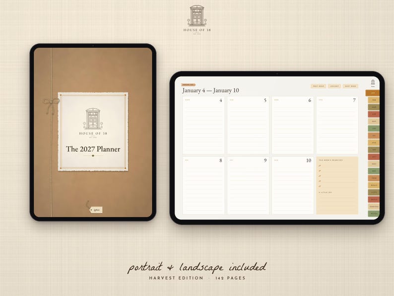 Pu&ograve; includere: Un'agenda digitale visualizzata su due tablet, uno in verticale e uno in orizzontale. La copertina riporta House of 18 The 2027 Planner. La vista orizzontale mostra un layout settimanale dal 4 al 10 gennaio con sezioni a righe e una lista di cose da fare. L'interfaccia include schede di navigazione laterali e un'etichetta Harvest Edition con 149 pagine.