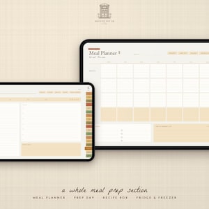 Pu&ograve; includere: Due tablet digitali che mostrano un'interfaccia di pianificazione dei pasti con una griglia settimanale, una lista della spesa e una barra laterale con schede colorate. Il testo recita Meal Planner, Prep Day, Recipe Box, Fridge & Freezer.