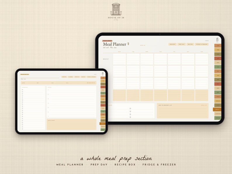 Pu&ograve; includere: Due tablet digitali che mostrano un'interfaccia di pianificazione dei pasti con una griglia settimanale, una lista della spesa e una barra laterale con schede colorate. Il testo recita Meal Planner, Prep Day, Recipe Box, Fridge & Freezer.