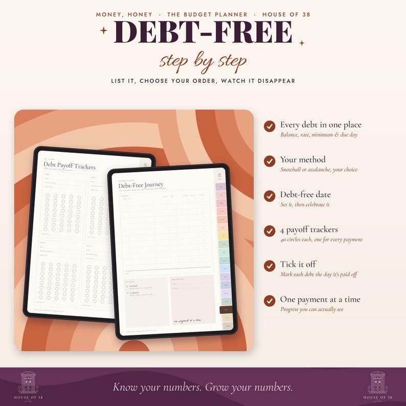Op de afbeelding: Een digitale budgetplanner getiteld Money, Honey The Budget Planner House of 38 Debt-Free step by step. Twee tablets tonen pagina's voor schuldbeheer met lijsten, cirkels en tabbladen. Tekst bevat onder andere Every debt in one place.