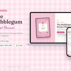 Może przedstawiać: Cyfrowy planer o nazwie The Bubblegum Pocket Planner wyświetlony na ekranie laptopa i smartfona. Interfejs posiada r&oacute;żowe tło w kratkę, okładkę planera z ozdobnymi ikonami oraz widok listy zadań na dany tydzień.