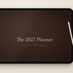 Puede incluir: Una tableta digital de color marr&oacute;n oscuro que muestra The 2027 Planner con un l&aacute;piz &oacute;ptico blanco en el lado derecho. La pantalla presenta un icono de puerta, el texto House of SB, The 2027 Planner, Plan with intention. Move with grace. Build what's yours, y OPEN.