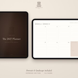 Puede incluir: Una agenda digital mostrada en dos tabletas. La tableta izquierda muestra una portada marr&oacute;n oscuro con el texto 'The 2027 Planner'. La tableta derecha muestra un dise&ntilde;o semanal en formato horizontal para del 4 al 10 de enero.