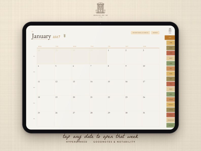 Pu&ograve; includere: Un'agenda digitale visualizzata su uno schermo di tablet che mostra una griglia del calendario di gennaio 2027. L'interfaccia presenta una barra laterale con schede colorate per mesi e categorie, incluse etichette come Intentions & Habits e Money.