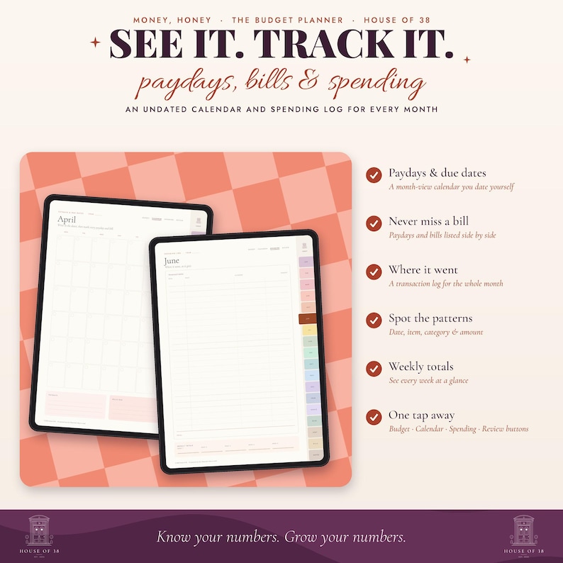 Op de afbeelding: Een digitale budgetplanner getiteld Money, Honey The Budget Planner House of 38. Het toont twee tabletschermen met ongedateerde maandkalender- en uitgavenlogboekpagina's. De achtergrond heeft een perzikkleurig en wit ruitpatroon.
