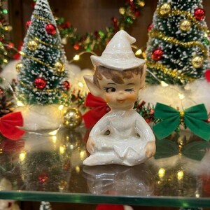 Figura de duendecillo sentado guiñando un ojo de MCM Lefton, Japón