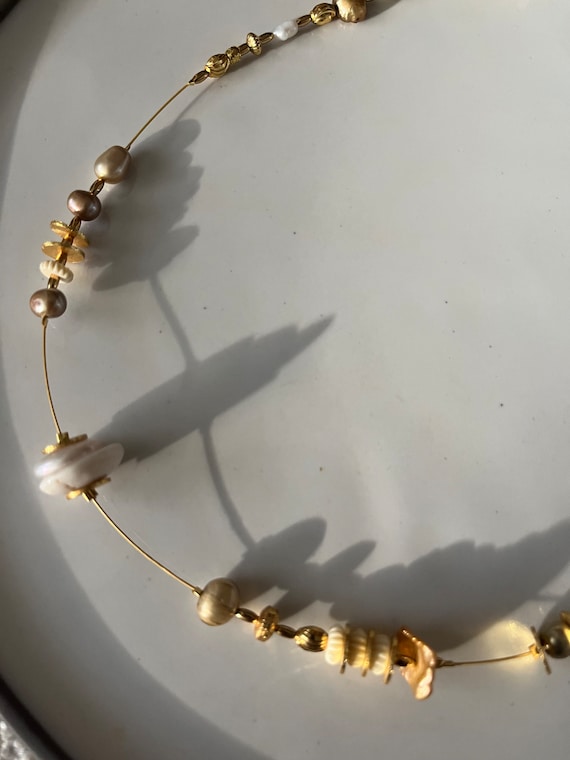 Grain Floating style Puka shell, Pearl and Gold ne