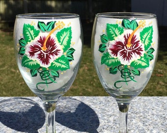 Copas de vino con diseño de hibisco pintadas a mano y adornos para copas, juego de 2, regalo para ella.