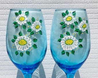 Blue Wine Glasses Hand Painted White Daisies and Wine Glass Charms Set of 2, Mothers Day Gifts, Birthday, Anniversary, Gifts For Her