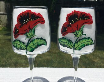 Copas de vino pintadas a mano, amapolas rojo rubí con dijes, juego de 2, Día de la Madre