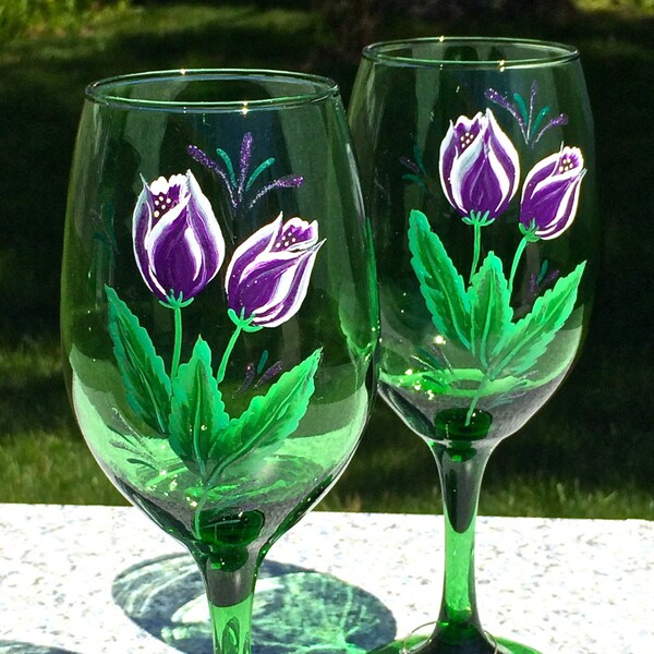 Painted Wine Green Glasses With Purple Tulips and Wine Glass Charms, Christmas Gifts, Wedding Gift, Birthday Gift, Wedding Shower Gift