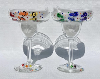 Juego de 2 vasos de margarita pintados a mano con chanclas arcoíris y confeti, regalo de cumpleaños, Día de la Madre, Cinco de Mayo.