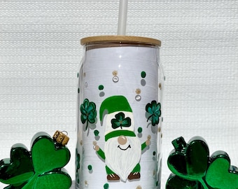 Vaso de vidrio pintado a mano con tapa de bambú y pajita, tréboles y gnomos