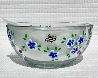 Plato de cristal pintado a mano para dulces: flores azules, mariquitas y abejas (15 cm x 7,5 cm)