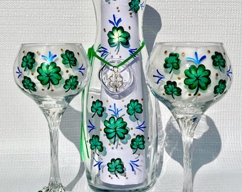 Juego de 3 jarras y copas de vino con tréboles y tréboles de cuatro hojas pintados a mano, regalo irlandés para el Día de San Patricio.