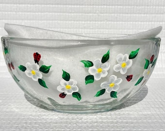 Plato de dulces de vidrio pintado a mano, flores blancas y mariquitas, 6 pulgadas x 3 pulgadas