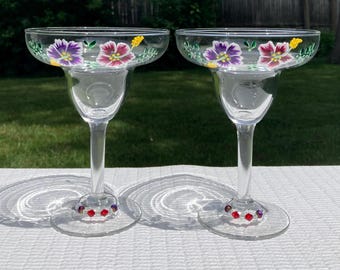 Juego de 2 copas de margarita con hibisco pintadas a mano, cristalería floral violeta y roja, ideal para mimosa y martini.