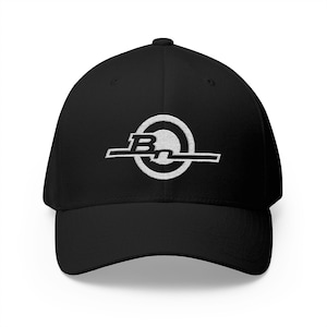 Puede incluir: Una gorra de béisbol negra con un logotipo bordado en blanco en la parte delantera. El logotipo consiste en una forma circular con una línea horizontal que la atraviesa y la letra B situada en el lado izquierdo del círculo.
