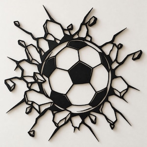 Könnte beinhalten: Ein Wandkunstobjekt aus schwarzem Metall, das einen Fußball in der Mitte zeigt, umgeben von einem gezackten, explosiven Muster, das an zerbrochenes Glas oder Trümmer erinnert, die kreisförmig vom Ball nach außen strahlen.