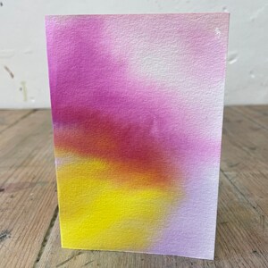 4x Handgemaakte briefkaart - unieke aquarel -felle kleuren - kunstwerk - roze/geel/lila - blanco binnenkant - formato A6 - con busta