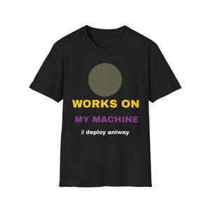 Peut inclure: Un t-shirt noir à manches courtes arborant un grand cercle vert olive au-dessus du texte jaune WORKS ON et du texte violet MY MACHINE, suivi du texte blanc // deploy aniway centré sur la poitrine du vêtement.