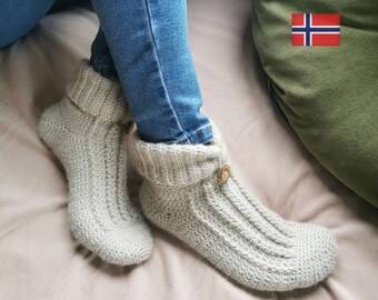 Kosesettet - Heklede sokker og matchende cup cozy