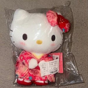 Dockan Hello Kitty-karaktär från Sanrio iklädd en röd japansk "kimono"