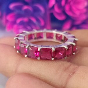 Ewigkeitsring aus Sterlingsilber mit Rubin, Ring mit smaragdgeschliffenem Edelstein, Stapelbarer Schmuck
